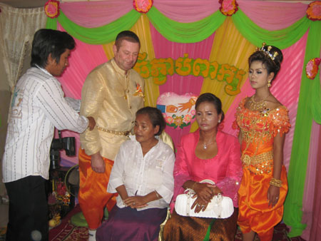 06) Simon and Somaoli with her mother (Right) and someone else
